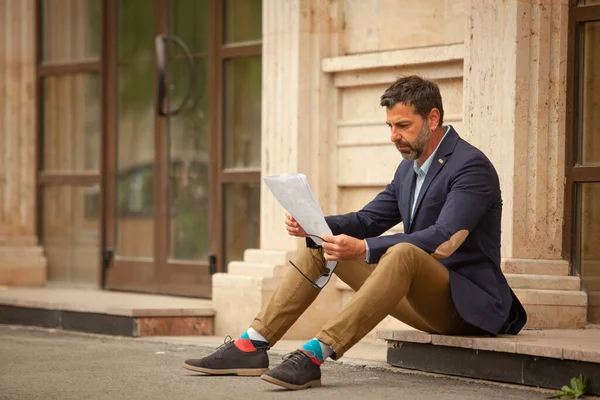 Homme Affaires Urbain Est Assis Devant Entreprise Tout Réfléchissant Beaucoup — Photo