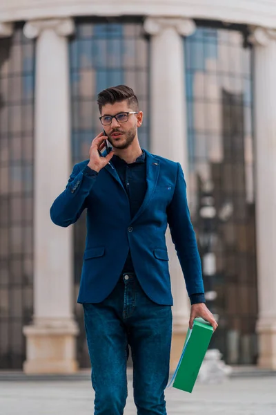 Empresário Vestindo Terno Azul Contra Centro Negócios Enquanto Conversa Celular — Fotografia de Stock