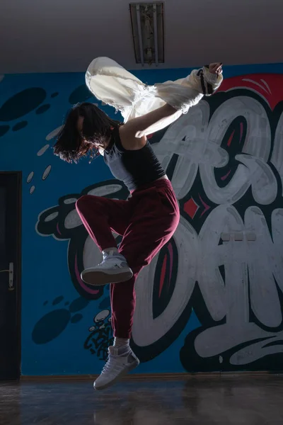 Joven Bailarina Atlética Delgada Realizando Saltando Sobre Fondo Oscuro Fitness —  Fotos de Stock