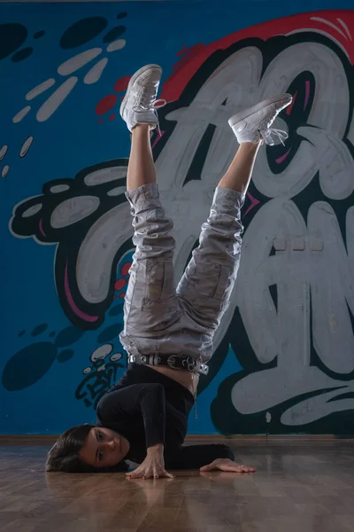 Bailarina Estilo Moderno Saltando Fondo Del Estudio —  Fotos de Stock