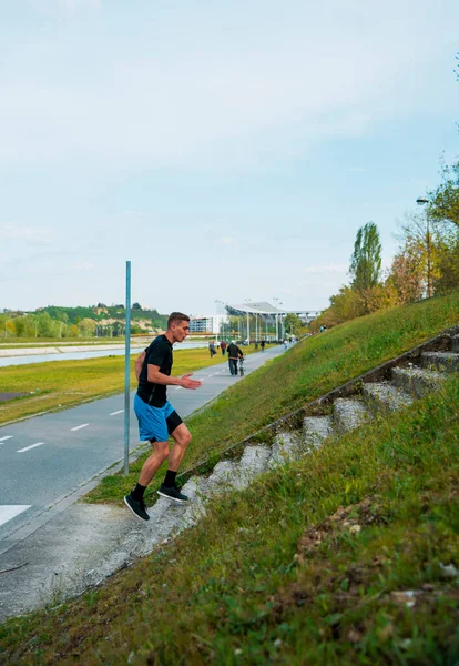 Amerikanischer Muskulöser Mann Jogginghose Der Mit Anstrengungen Auf Der Hohen — Stockfoto