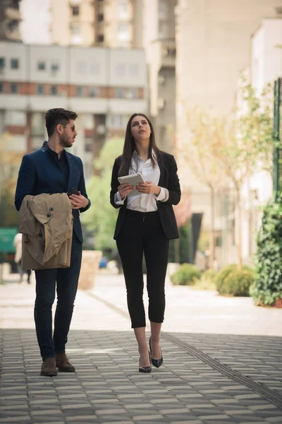 Geschäftsleute Spazieren Während Sie Über Den Plan Diskutieren — Stockfoto