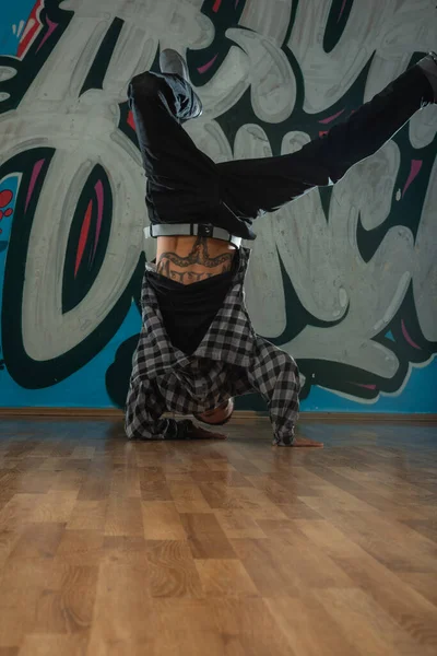 Modny Młody Tancerz Tańczący Przed Graffiti — Zdjęcie stockowe