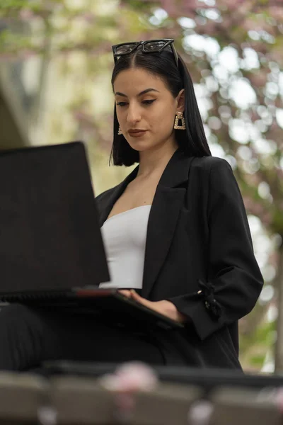 Çekici Kadını Laptopuyla Ciddi Bir Şekilde Çalışıyor — Stok fotoğraf