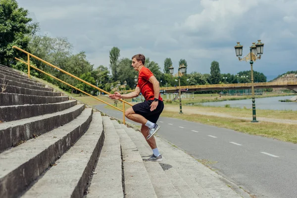 Ung Attraktiv Manlig Idrottsman Tränar Och Kör Upp Trappan Parken — Stockfoto