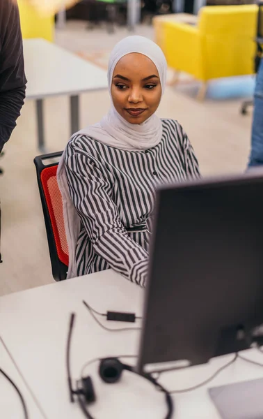 Porträt Eines Hinreißenden Afrikanischen Muslimischen Mädchens Das Hijab Trägt Und — Stockfoto