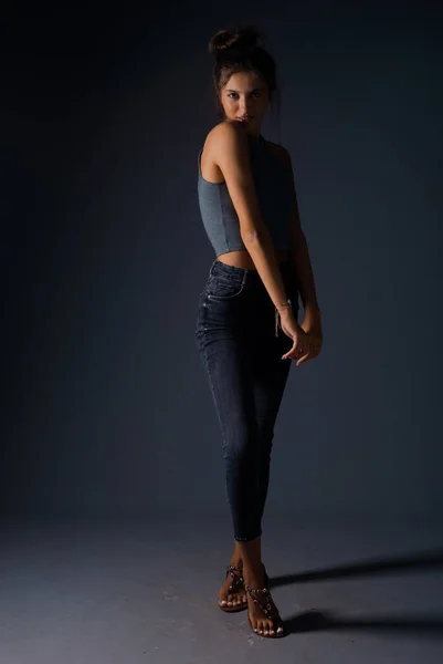 Atrakcyjna Młoda Modelka Pozująca Szarej Koszulce Dżinsowych Spodniach — Zdjęcie stockowe