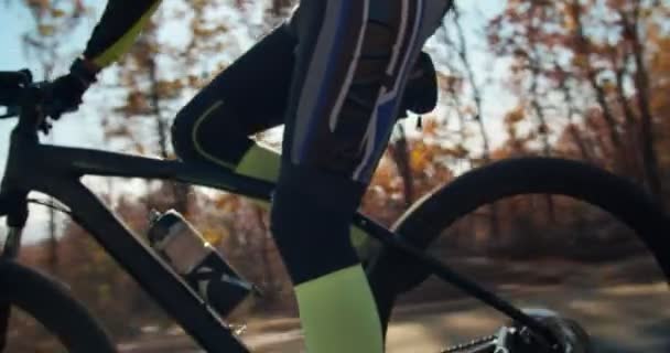 Biciclista Andando Bicicleta Descendo Colina Câmera Lenta — Vídeo de Stock