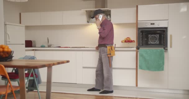 Senior Man Talking His Customers House Repairs — Stock Video