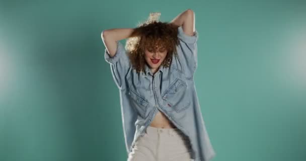 Flicka Med Jeans Dansar Isolerad Blått — Stockvideo