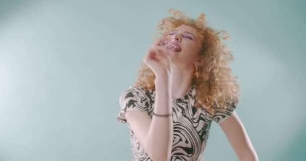 Doce Menina Dançando Brincando Com Cone Doces Câmera Lenta — Vídeo de Stock