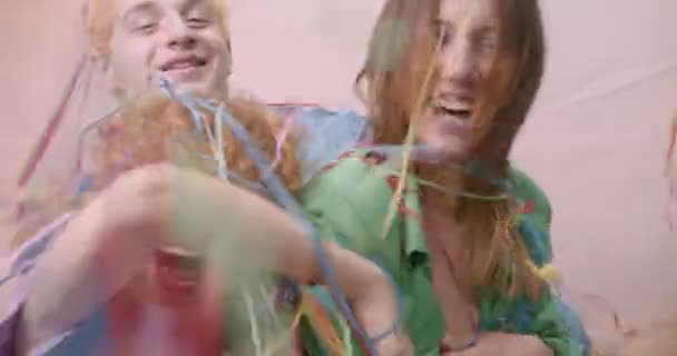 Drie Coll Vrienden Dansen Met Confetti — Stockvideo