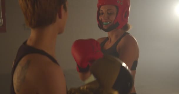 Zwei Kickboxerinnen Beim Training Einer Garage — Stockvideo