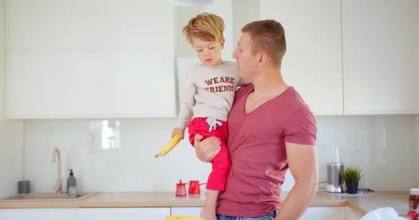 Vader Zoon Hebben Het Erover Terug Naar Bed Gaan Bananen — Stockvideo