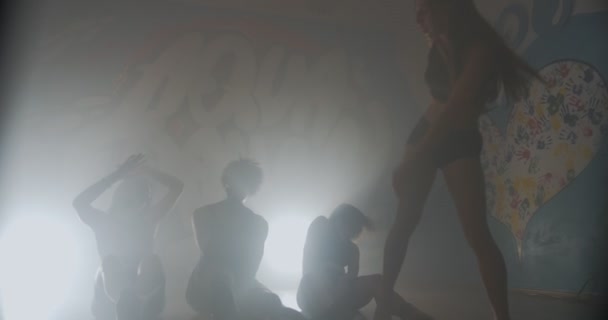 Hip Hop Tänzerin Macht Tanzbewegungen Studio — Stockvideo
