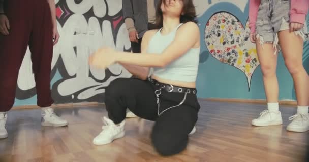 Mladá Hip Hop Tanečnice Cvičí Své Taneční Dovednosti — Stock video