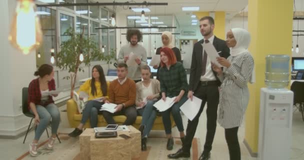 Groupe Collaborateurs Multiraciaux Discutant Parlant Grande Présentation Dans Leur Bureau — Video