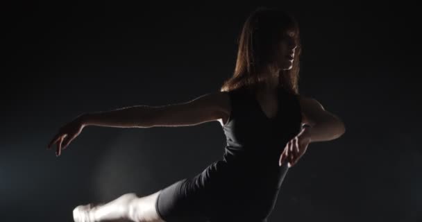 Vakker Ballerina Dans Studio Med Svart Bakgrunn – stockvideo