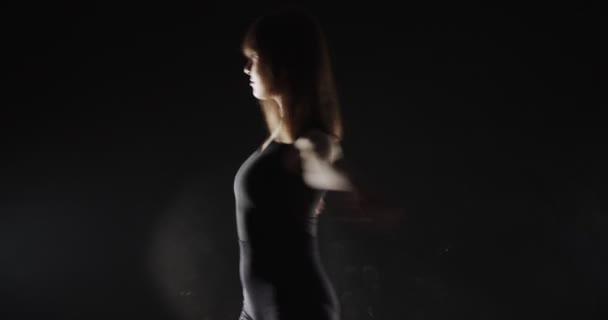 배경의 스튜디오에서 아름다운 발레리나 — 비디오
