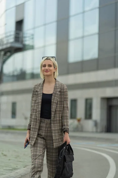 Schöne Geschäftsfrau Lächelt Während Sie Auf Das Unternehmen Zugeht — Stockfoto