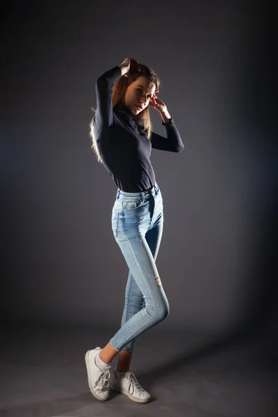 Stüdyoda Siyah Bluz Kot Pantolon Beyaz Spor Ayakkabı Giyen Güzel — Stok fotoğraf