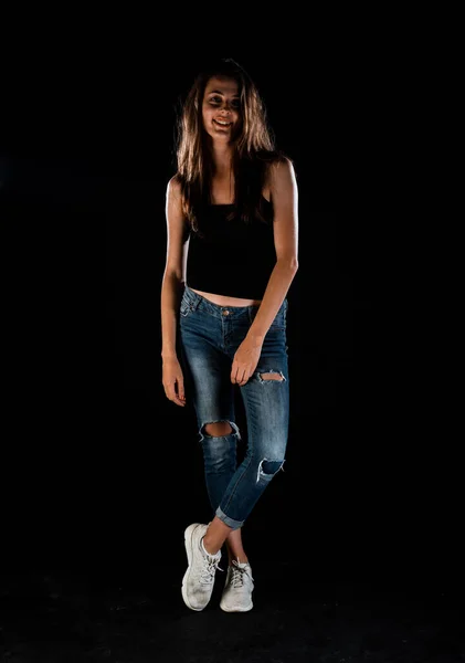 Retrato Una Atractiva Chica Moda Camiseta Negra Jeans Posando Contra —  Fotos de Stock