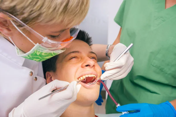 Examen Dentaire Près Jeune Garçon Patient Préparé Par Une Dentiste — Photo