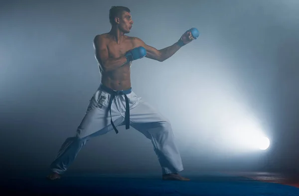 Young Man Practicing His Karate Moves White Kimono Blue Belt — Stock Photo, Image