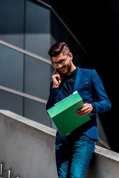 Städtischer Geschäftsmann Mit Stylischer Kleidung Spaziert Durch Die Stadt — Stockfoto