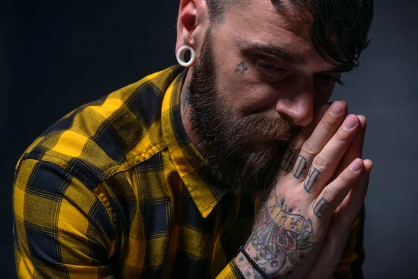 Zbliżenie Portret Brodatego Mężczyzny Tatuażami Rękach Szyi Żółtej Czarnej Koszuli — Zdjęcie stockowe