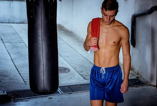 Retrato Jovem Sexy Com Corpo Muscular Posando — Fotografia de Stock