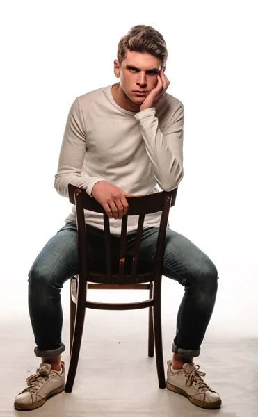 Modelo Masculino Jovem Atraente Sentado Uma Cadeira Madeira Posando Roupas — Fotografia de Stock