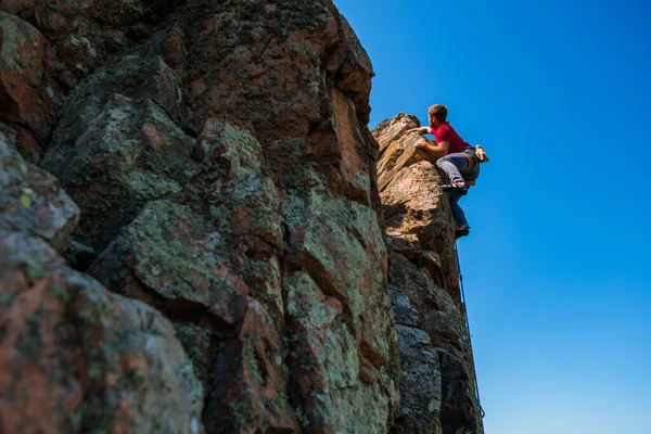 Man Climbs Rock Rope Safety Belts Insurance Rope Full Mountaineering — Stock Photo, Image