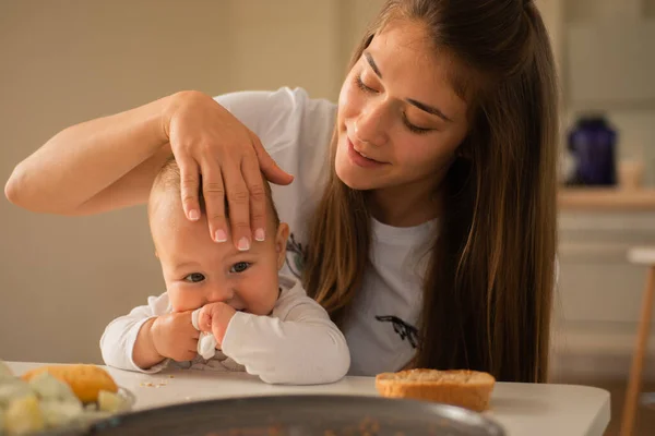 Hermosa Madre Está Cuidando Bebé Mientras Come —  Fotos de Stock