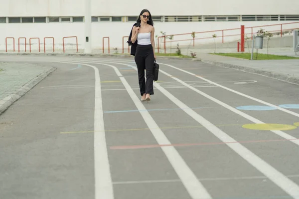 Hermosa Mujer Negocios Está Caminando Lentamente Hacia Empresa — Foto de Stock