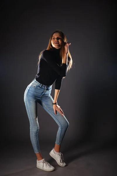 Boční Celotělový Portrét Mladé Modelky Černém Svršku Džínách Pózující Jednou — Stock fotografie
