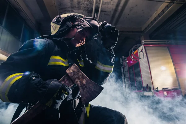 Ritratto Pompiere Mentre Tiene Mano Ascia Indossa Una Maschera Ossigeno — Foto Stock