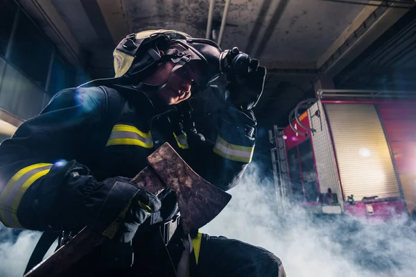 Retrato Una Mujer Bombero Mientras Sostiene Hacha Lleva Una Máscara — Foto de Stock