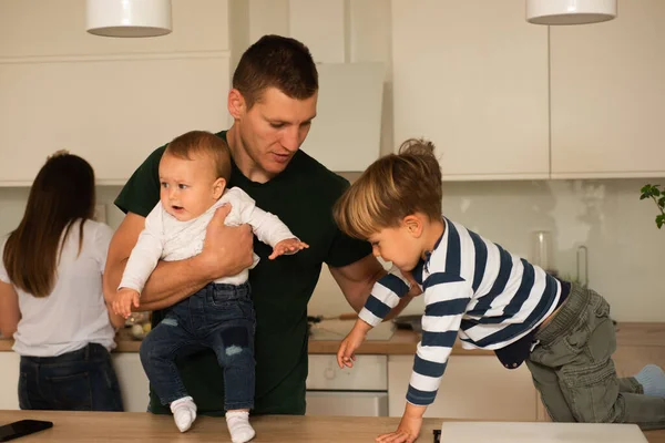 Guapo Padre Encarga Los Niños Mientras Madre Cocina —  Fotos de Stock