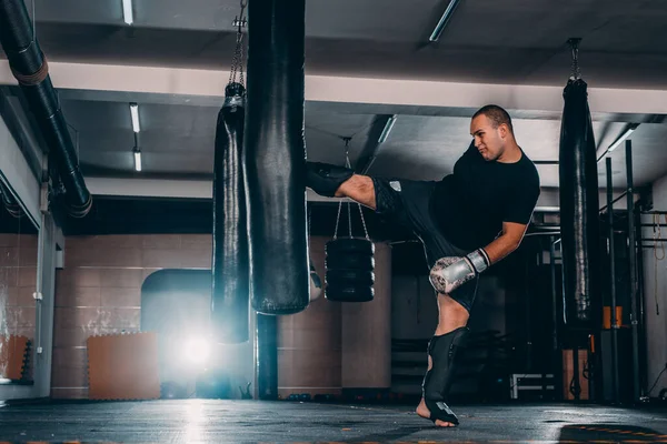 Koncepce Zdravého Životního Stylu Mladý Sportovec Trénuje Kopy Boxerským Pytlíkem — Stock fotografie