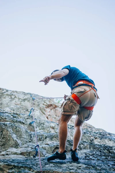 Rockclimber Znajdujący Przyczółek Stromej Górze Wspina Się — Zdjęcie stockowe