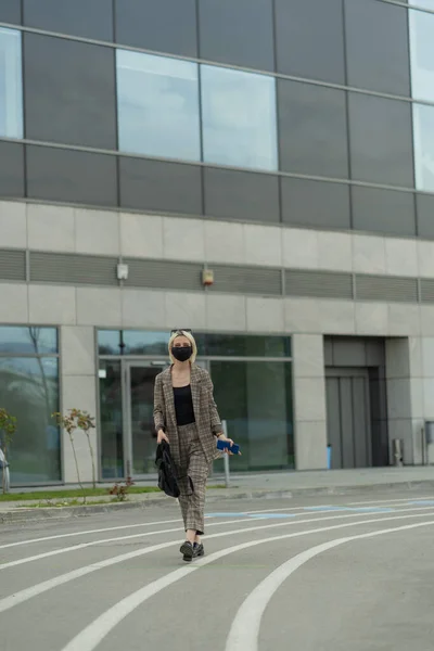 Businesswoman Está Andando Com Máscara Facial Frente Empresa — Fotografia de Stock