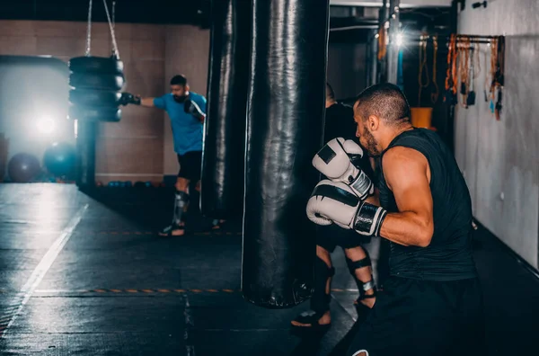 Férfi Bokszoló Edzés Boxzsákkal Sötét Sportcsarnokban Férfi Bokszoló Mint Testmozgás — Stock Fotó