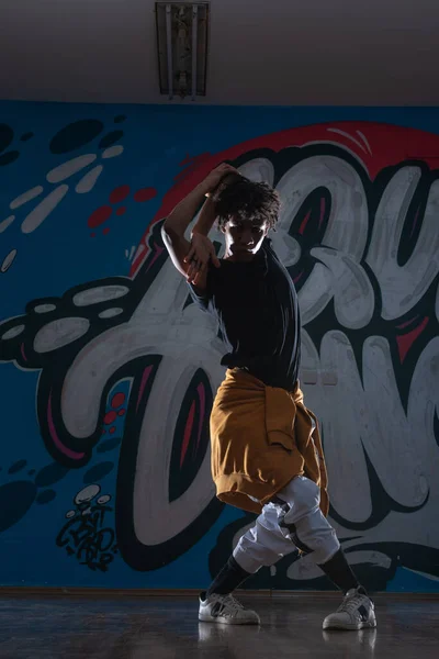 Africano Americano Hip Hop Dançarino Breakdancer Realizando Sobre Fundo Grafite — Fotografia de Stock