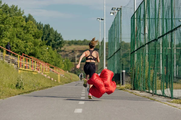 Vista Parte Trás Uma Jovem Atleta Correndo Com Paraquedas Parque — Fotografia de Stock