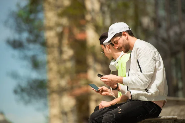 Due Amici Belli Forma Stanno Controllando Loro Telefoni — Foto Stock