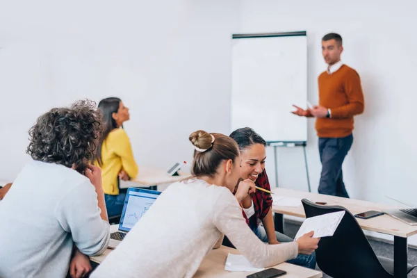 Gruppo Lavoro Multietnico Brainstorming Discussione Nuove Idee Progettuali — Foto Stock