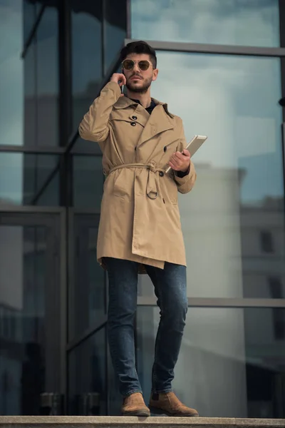 Goed Geschikt Zakenman Praat Met Zijn Partners Aan Telefoon — Stockfoto