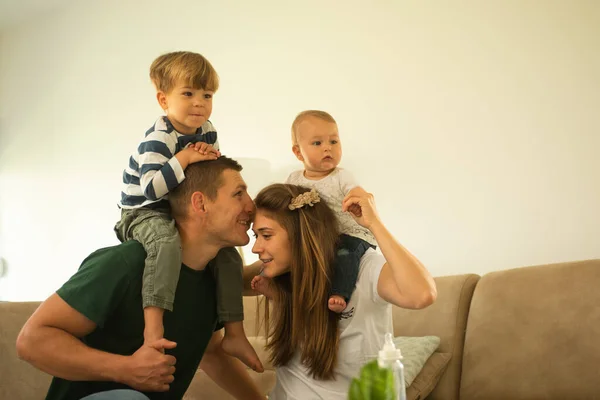 Familia Feliz Está Teniendo Tiempo Sepcial Juntos Mientras Divierten —  Fotos de Stock