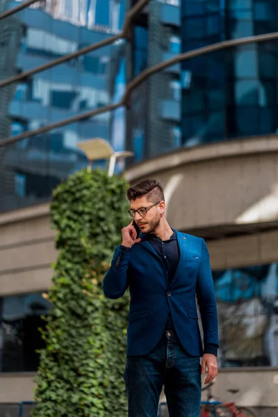 Jovem Empresário Caminhando Livre Enquanto Fala Celular — Fotografia de Stock